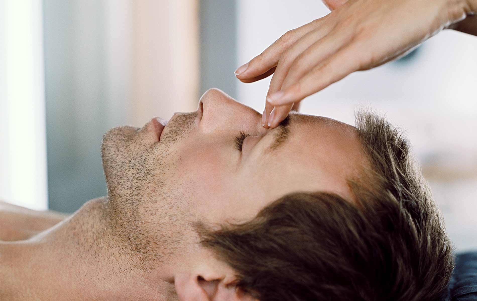 Massage guy. Массаж лица мужчине. Массаж головы мужчине. Косметология для мужчин. Массаж головы и лица мужской.